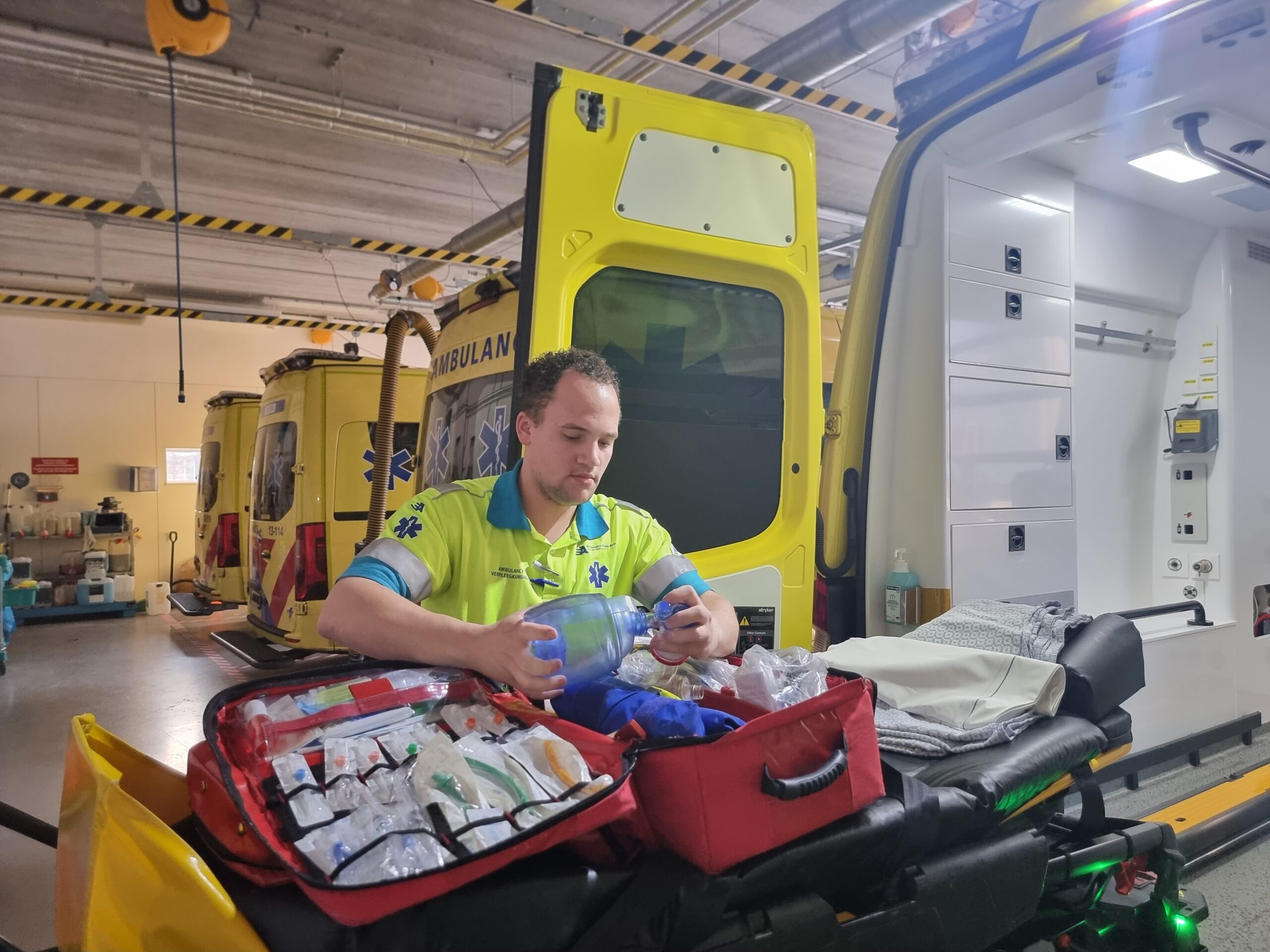 opleiding-aan-de-academie-voor-ambulancezorg-ambulance-amsterdam