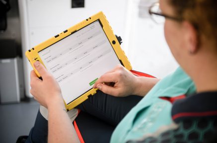 Ambulanceverpleegkundige aan het werk op tablet