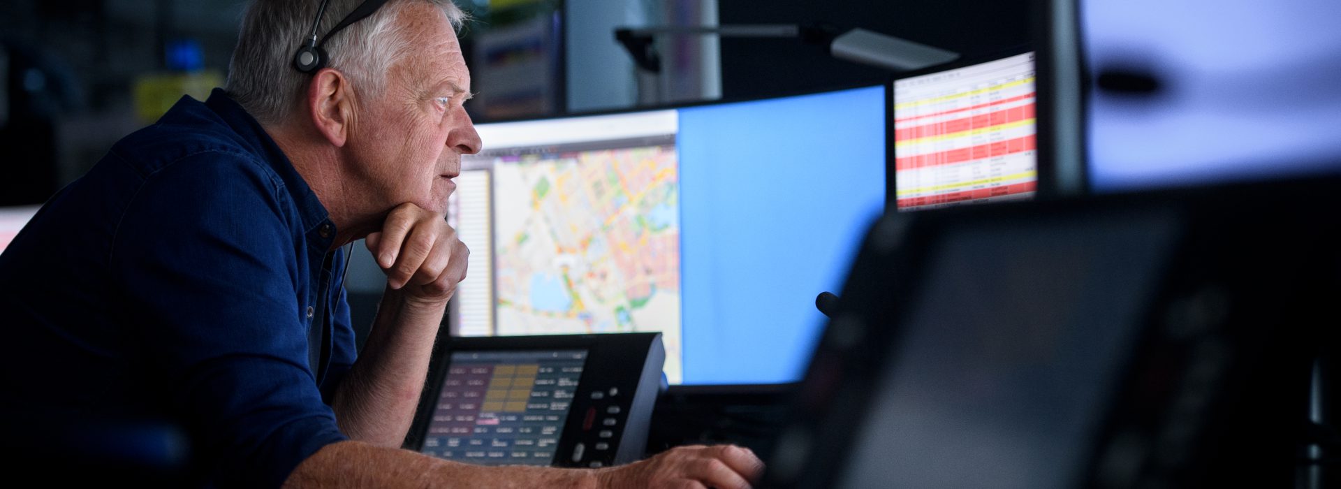 Verpleegkundig centralist werkt op de meldkamer ambulancezorg