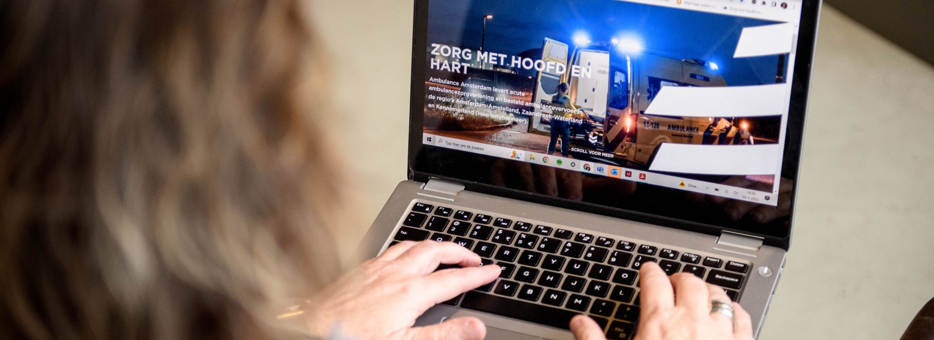 Collega is aan het werk op de laptop