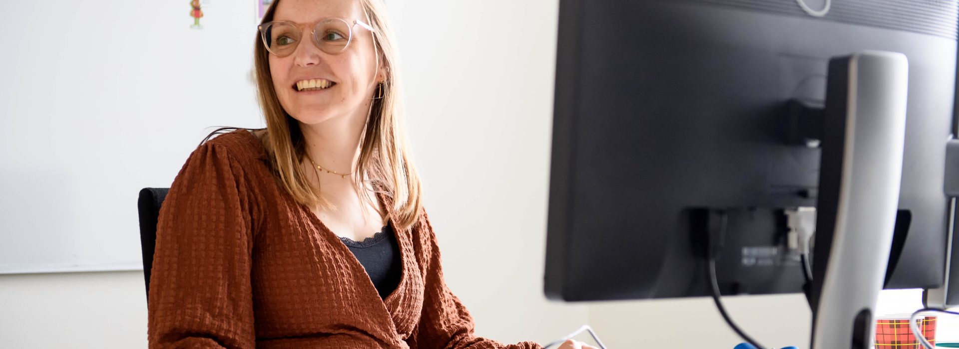 Communicatie-adviseur is aan het werk achter de computer