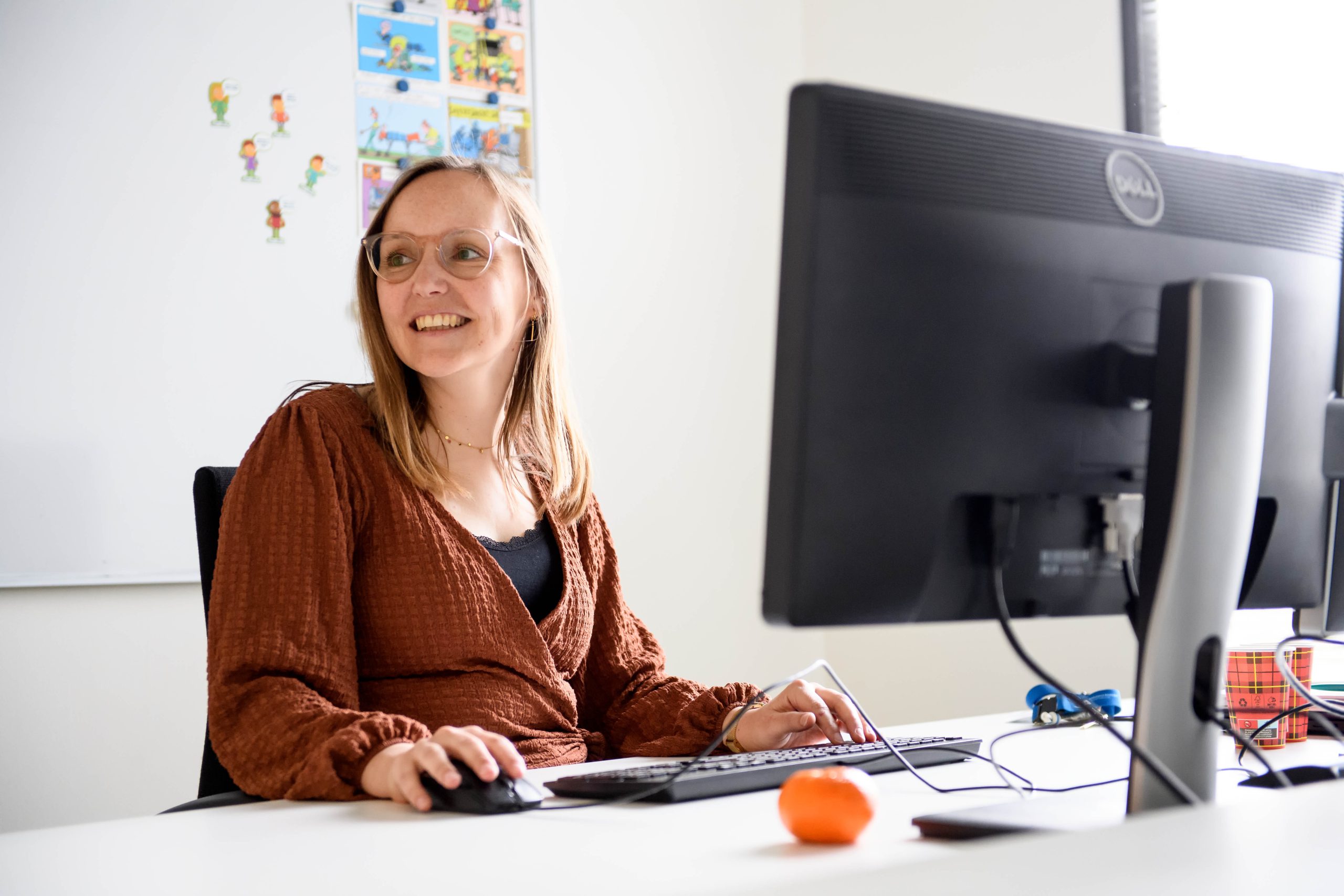 Communicatie-adviseur is aan het werk achter de computer