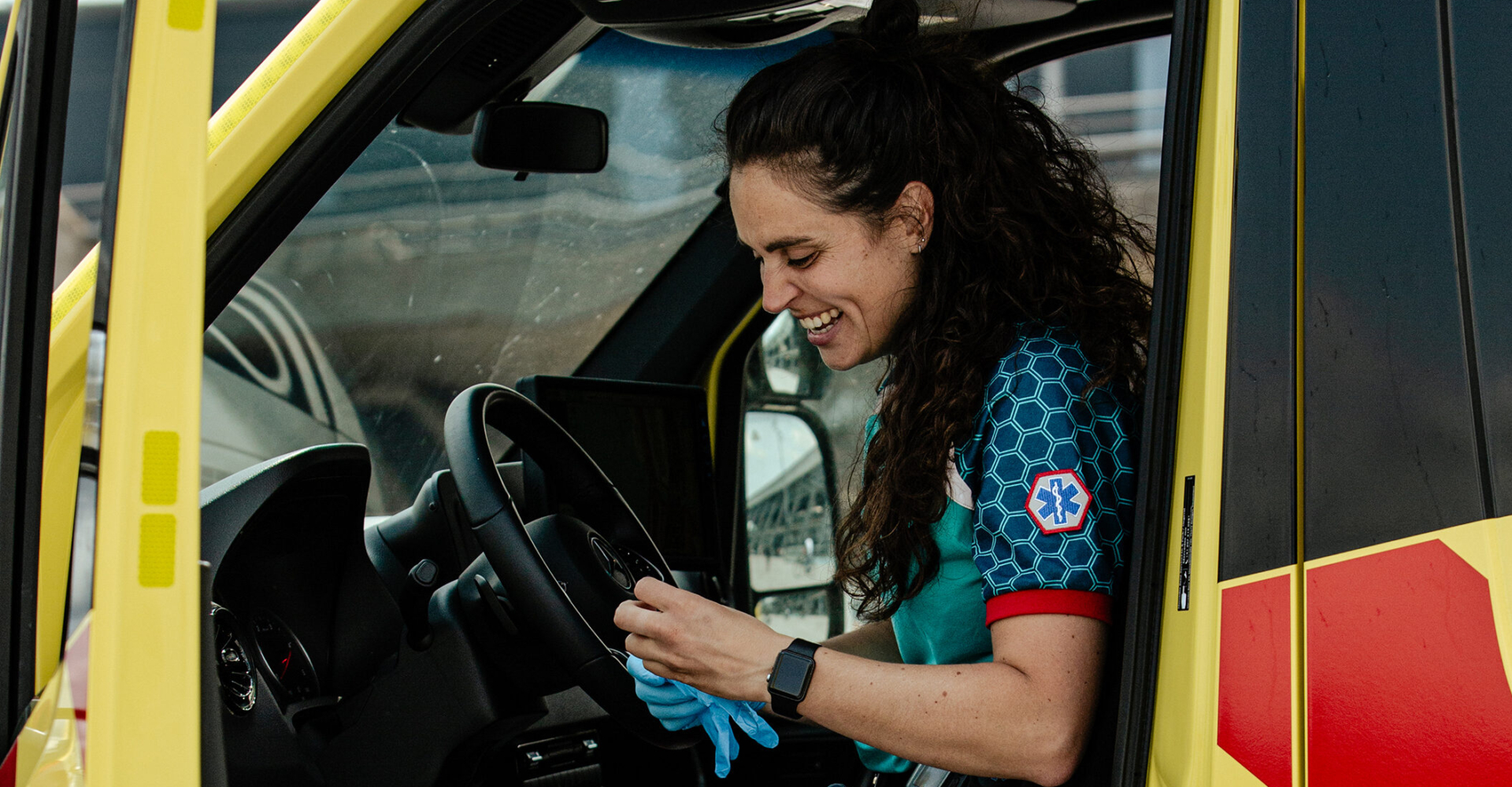 Ambulancechauffeur in de ambulance