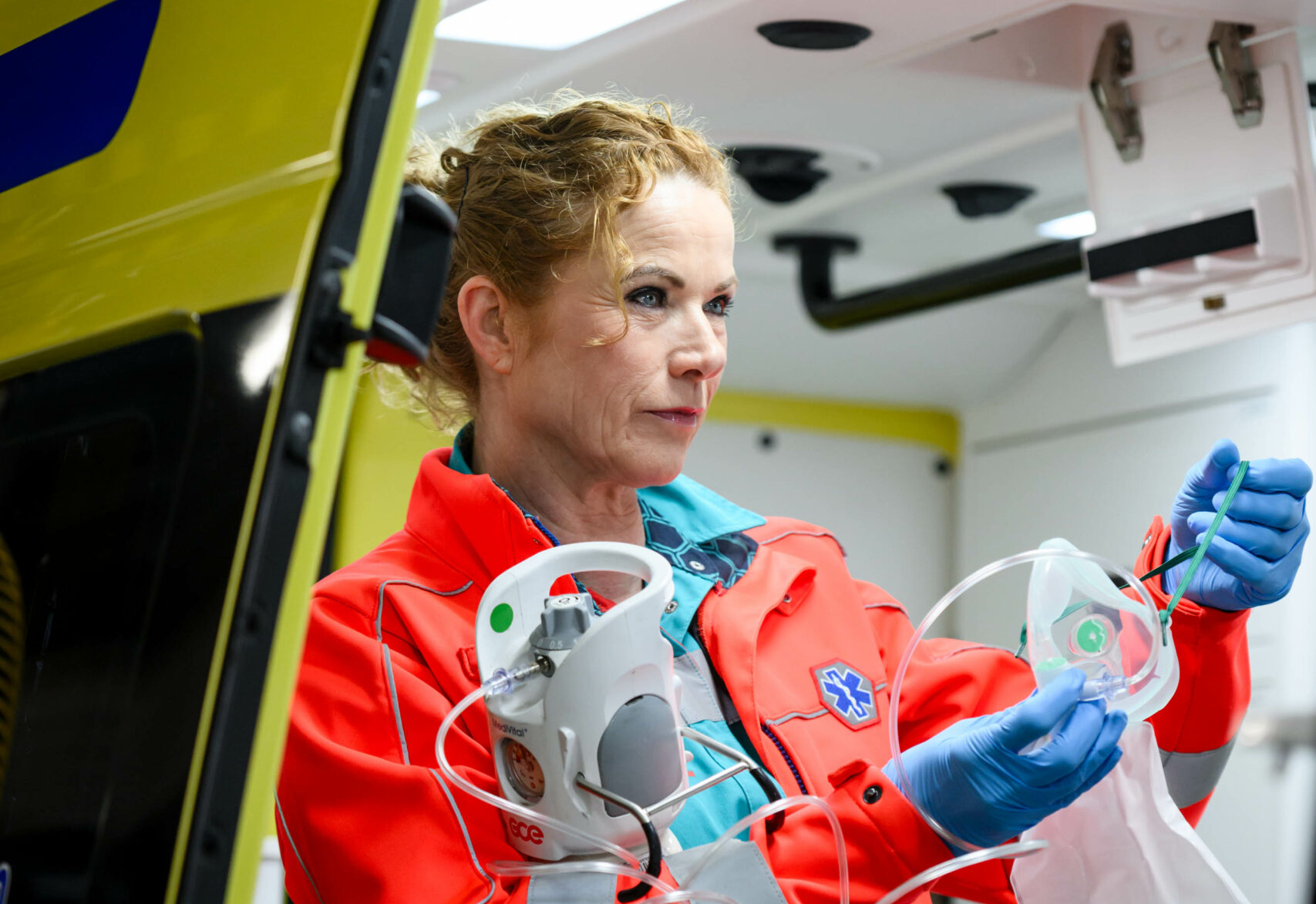 Ambulanceverpleegkundige is aan het werk in de ambulance