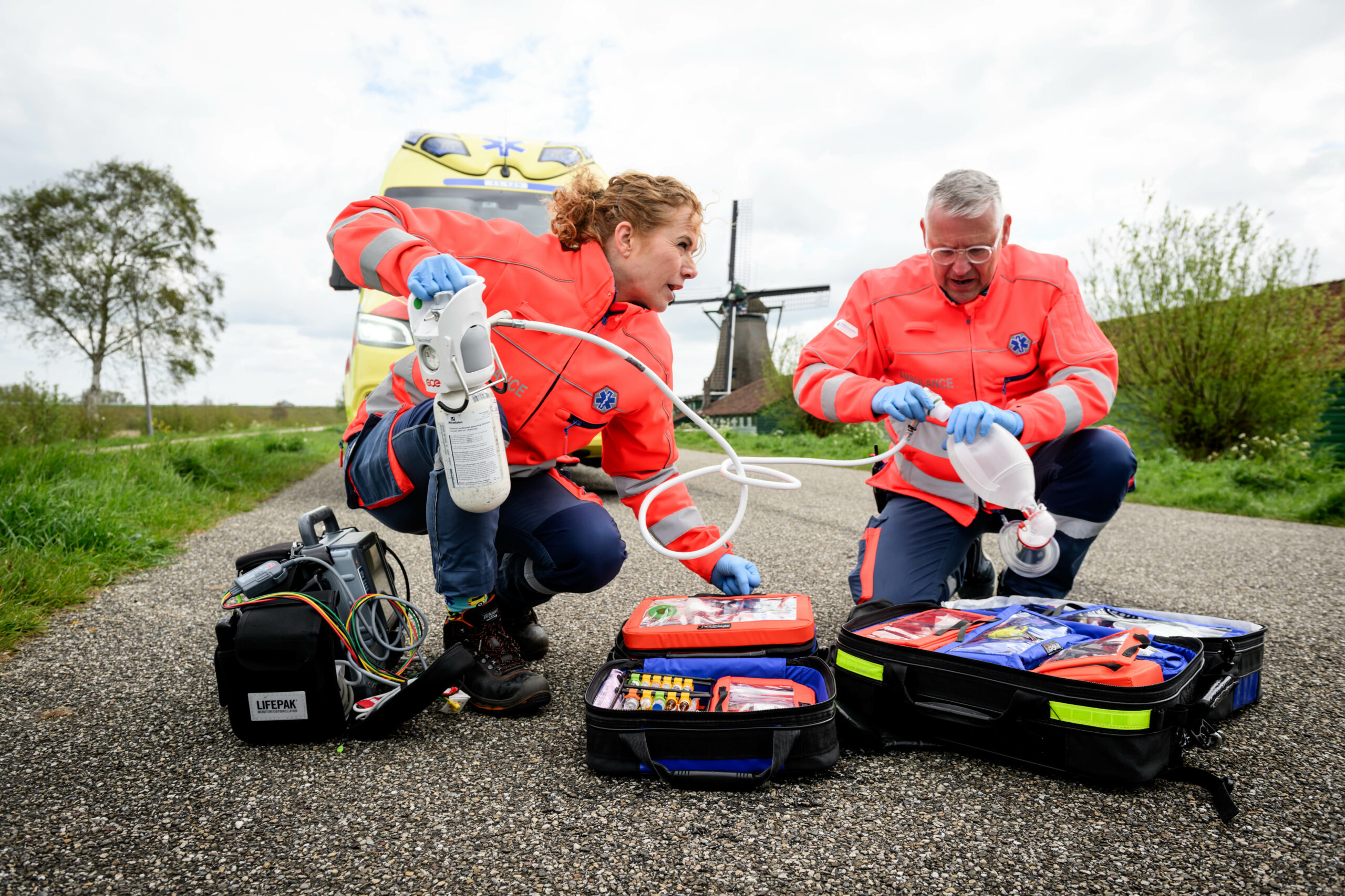 Ambulanceteam is op straat aan het werk