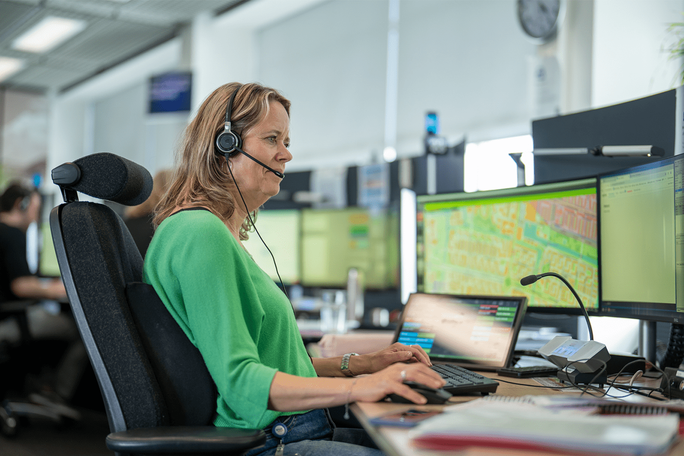 meldkamercentralist van de meldkamer ambulancezorg is telefonisch in gesprek met een 112-melder.