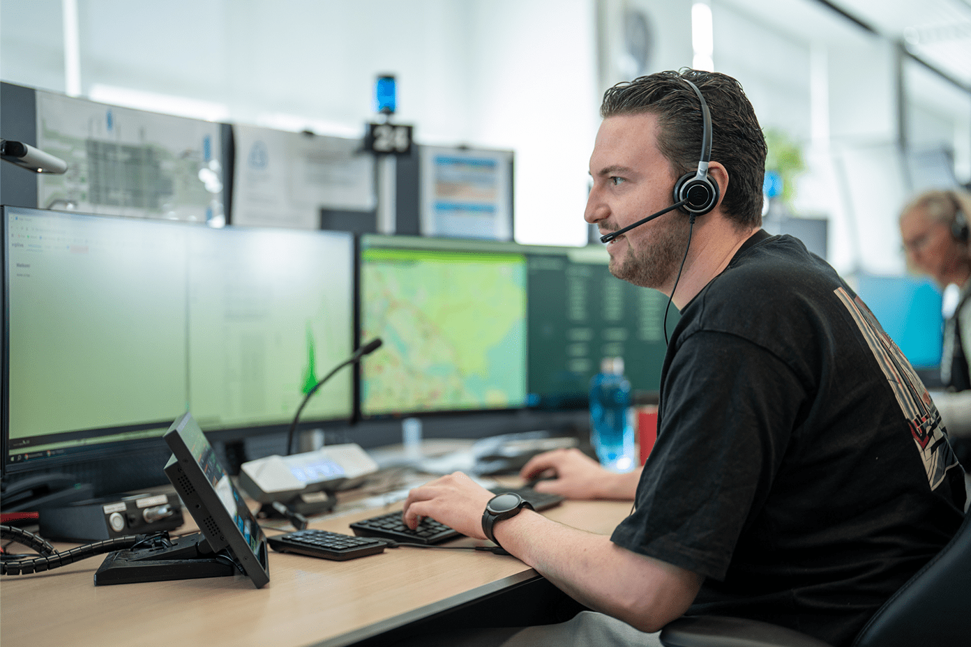 meldkamercentralist van de meldkamer ambulancezorg is telefonisch in gesprek met een 112-melder.