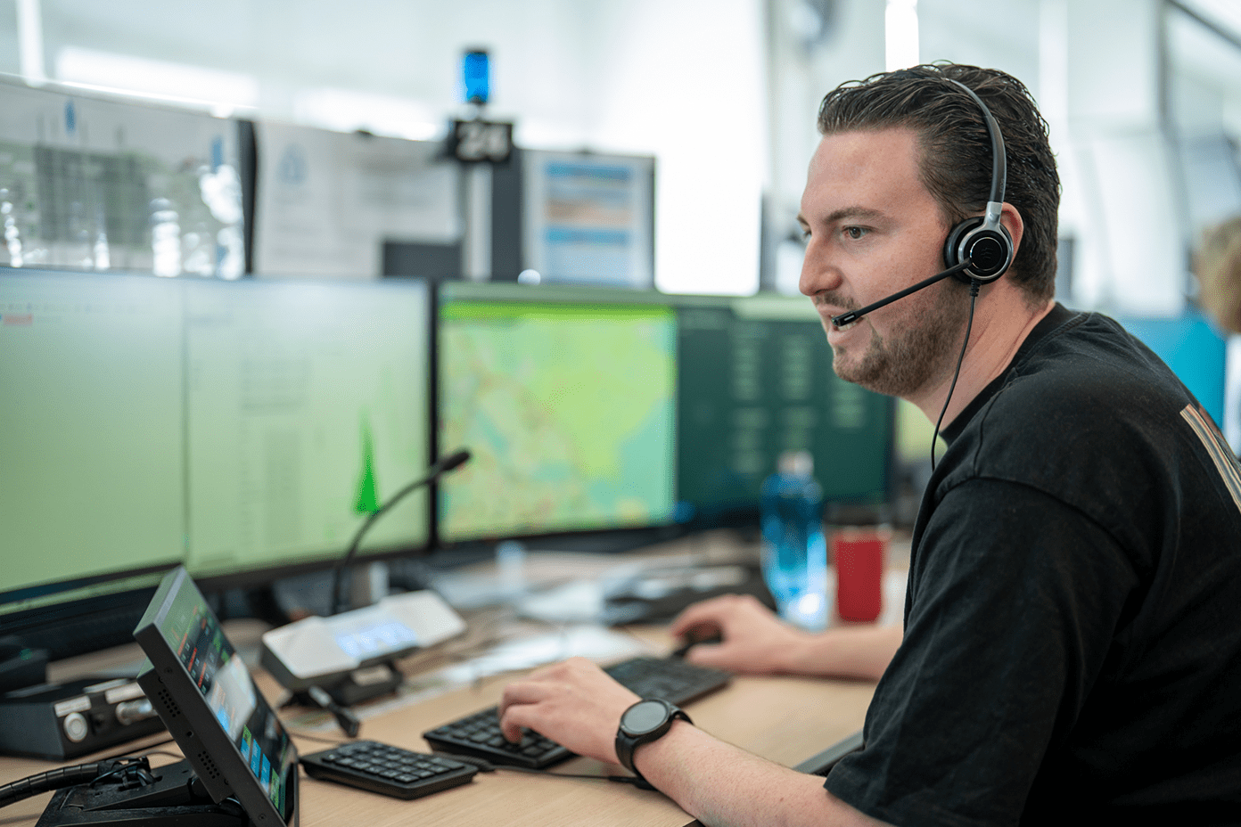 meldkamercentralist van de meldkamer ambulancezorg is telefonisch in gesprek met een 112-melder.