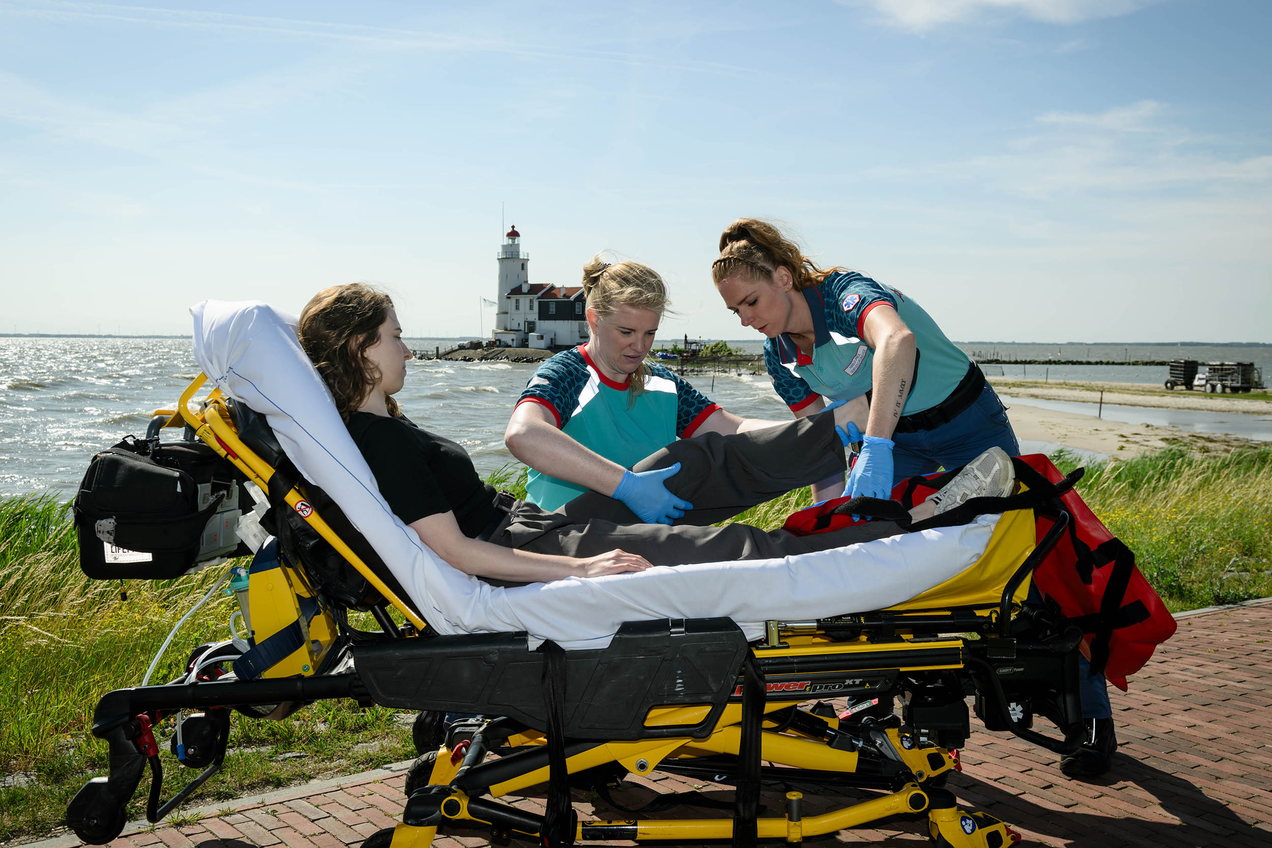 Patiënt wordt buiten op een brancard behandeld door het ambulanceteam