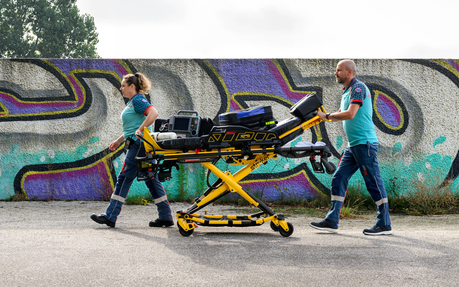 Ambulanceteam loopt met brancard richting een inzet