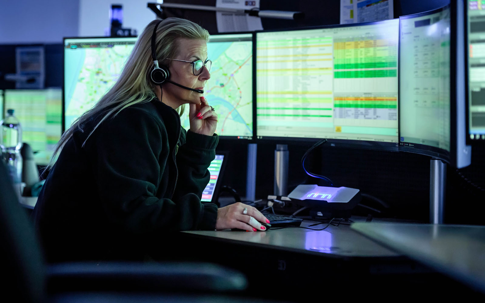 Meldkamercentralist van de meldkamer ambulancezorg is telefonisch in gesprek met een 112-melder.