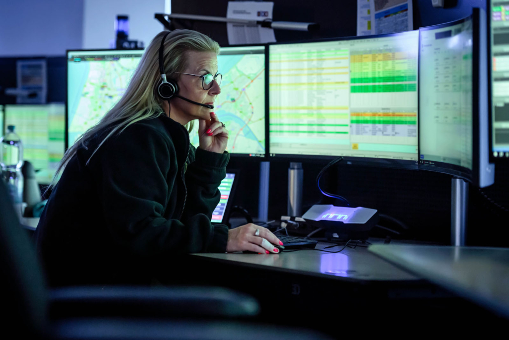 meldkamercentralist van de meldkamer ambulancezorg is telefonisch in gesprek met een 112-melder.