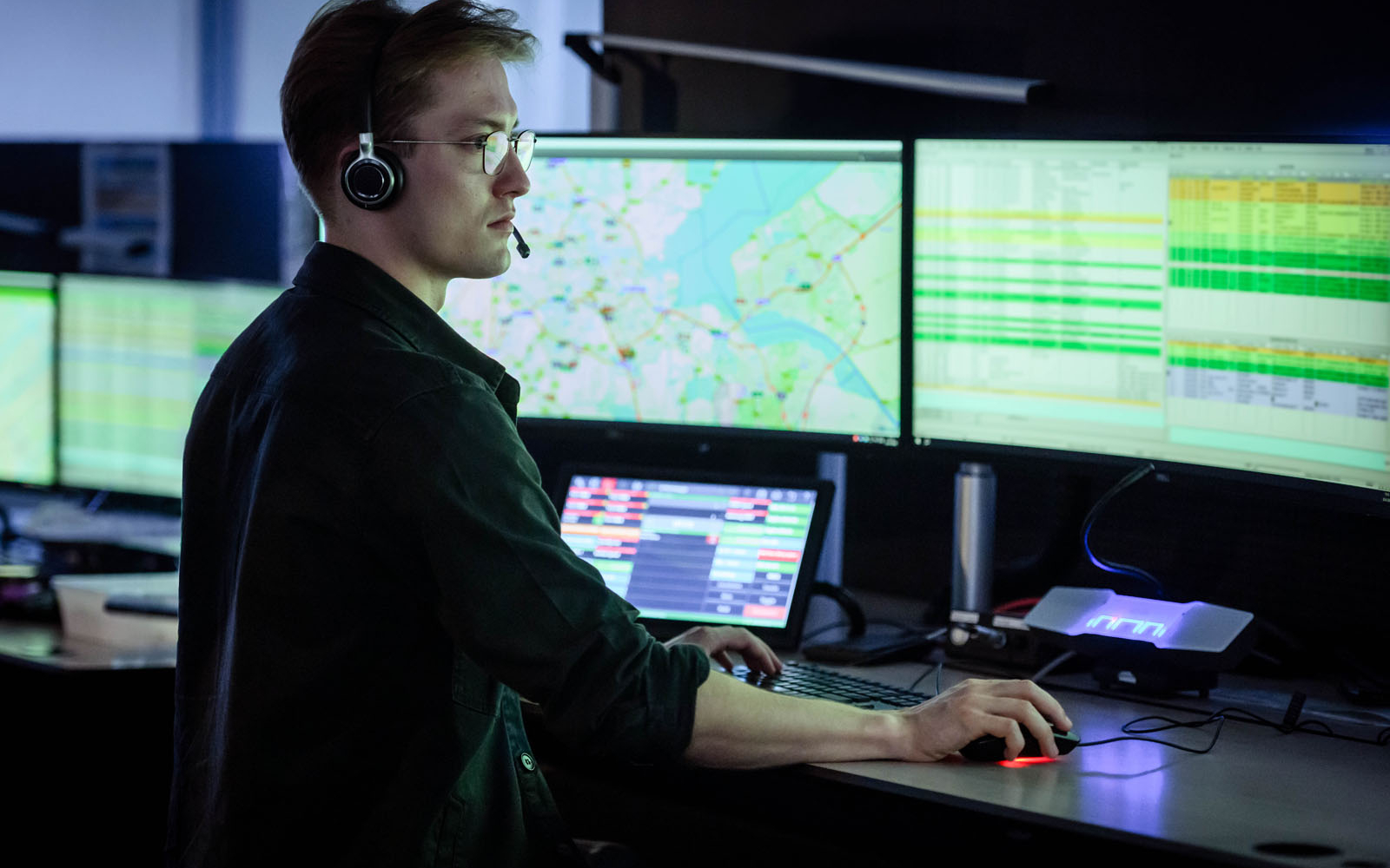 Uitgiftecentralist van de meldkamer ambulancezorg aan het werk op de meldkamer