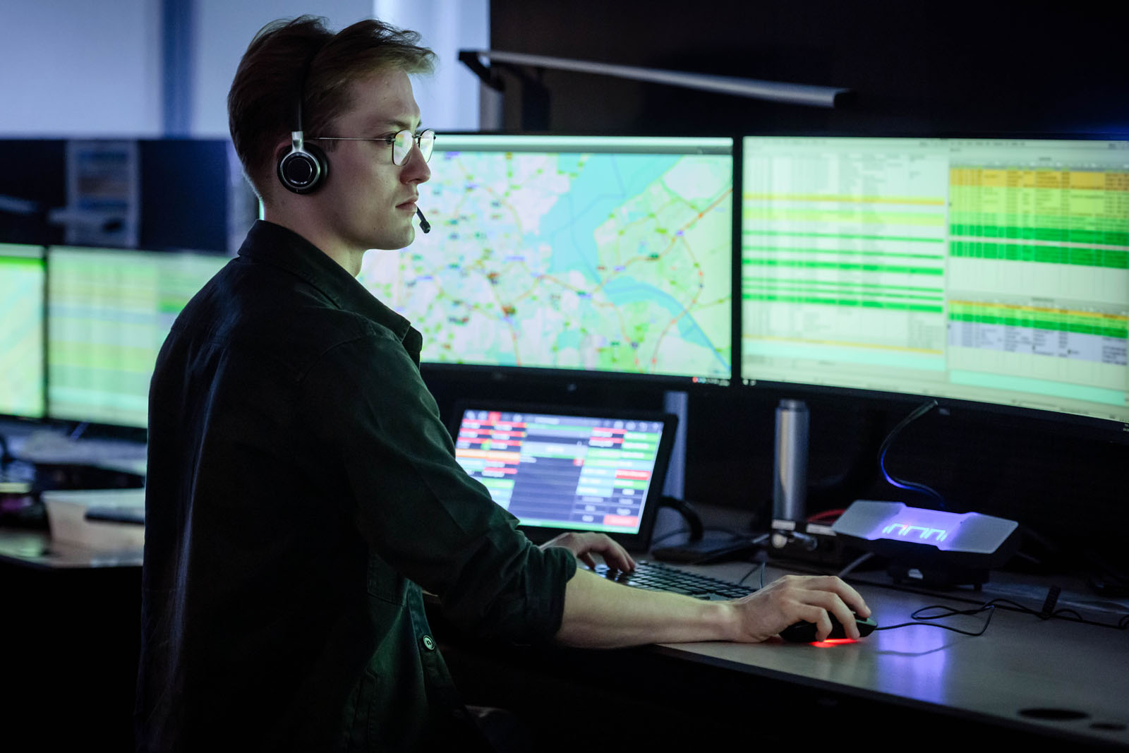 Uitgiftecentralist van de meldkamer ambulancezorg aan het werk op de meldkamer